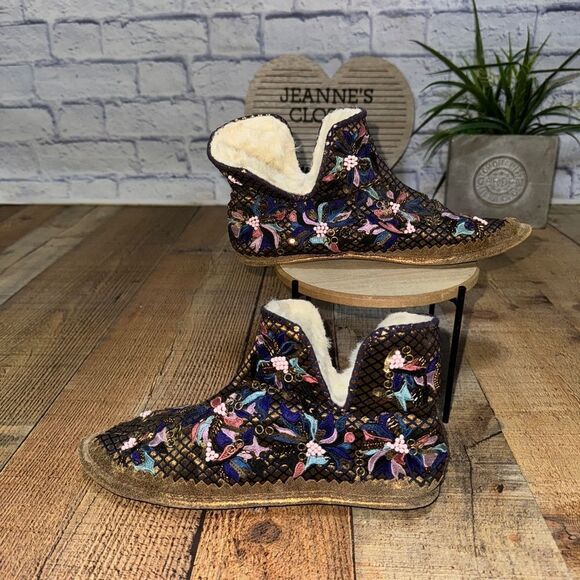 LLANI x ANTHROPOLOGIE suede Embroidered Slippers - Picture 2 of 13